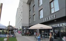 Apartament w Warszawie dedykowany parking podziemny w cenie, WiFi, AC, blisko centrum New apartment in Warsaw finished to a high specification fitted out to a high standard on the 7th floor, WiFi, underground parking price included